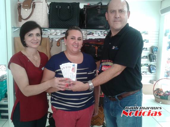 Mais contemplados recebem prêmios do 

Promocional Três de Maio é Show - foto 3