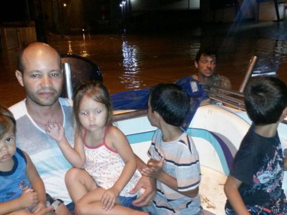 Casas e empresas foram invadidas pela água da chuva de quinta (5)