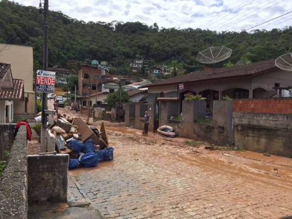 Com alagamento, alunos de creche são resgatados 

de lancha às 23h - foto 3