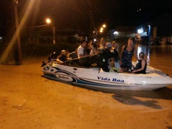 Com alagamento, alunos de creche são resgatados 

de lancha às 23h - foto 2