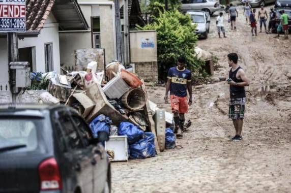 A sexta-feira foi de limpeza nas ruas tomadas pela lama