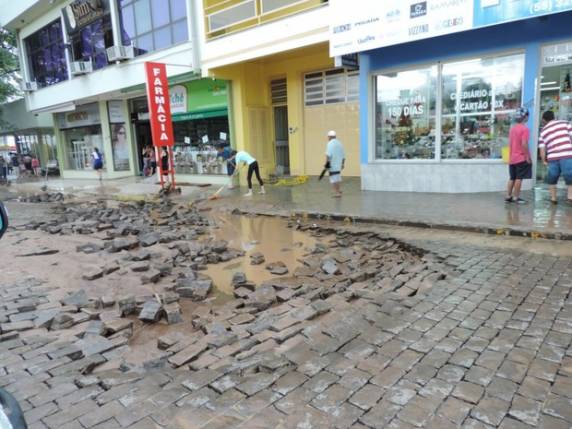 Pedreiro estava com a mulher no 2º andar, 

que foi derrubado pela cheia