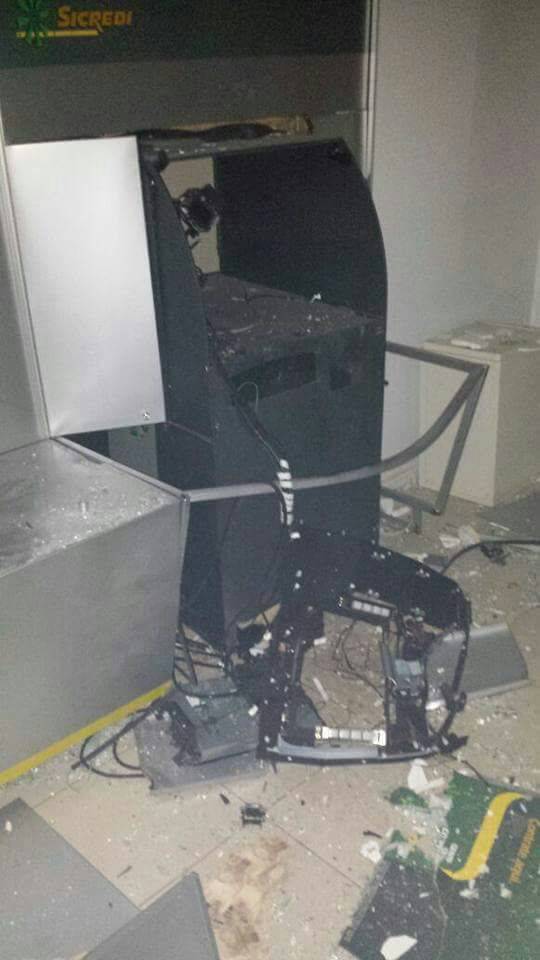 Criminosos explodem 

caixa eletrônico no norte do Estado - foto 2