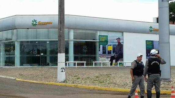 Criminosos explodem 

caixa eletrônico no norte do Estado - foto 4