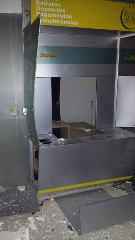 Criminosos explodem 

caixa eletrônico no norte do Estado - foto 3