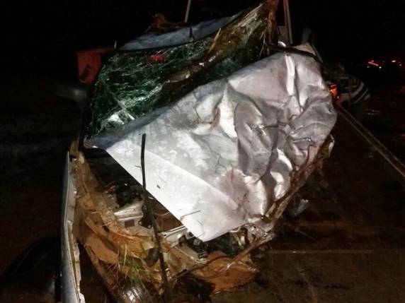 Veículos bateram de frente em uma reta na madrugada deste sábado (7)
