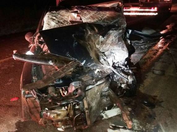 Veículos bateram de frente em uma reta na madrugada deste sábado (7)