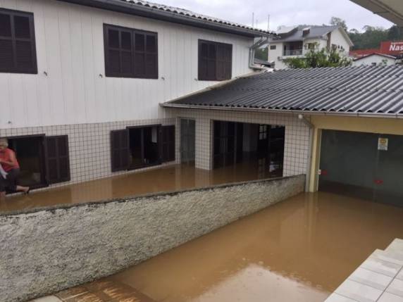 Distribuição de doações 

começou neste sábado (7); chuva foi quinta (5)