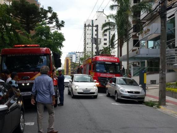Consultório pega fogo no 10ª andar e prédio é evacuado em
Florianópolis - foto 3
