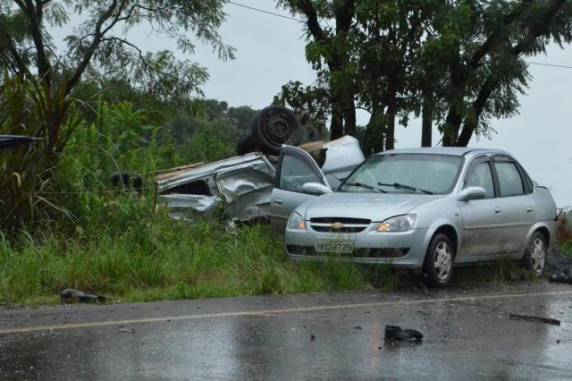 Ocupantes de um carro teriam parado para ajudar outro acidente e, em seguida, caminhão 

teria atingido vítimas