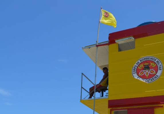 Bombeiros testam posto guarda-vidas feito de contêiner em Navegantes - foto 2