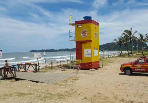Bombeiros testam posto guarda-vidas feito de contêiner em Navegantes - foto 3