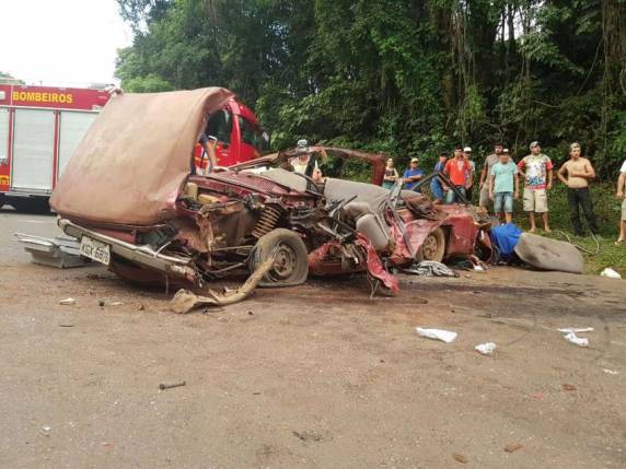 Colisão entre carro e caminhão deixa três feridos na PR-280 - foto 3