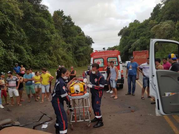 Colisão entre carro e caminhão deixa três feridos na PR-280 - foto 2