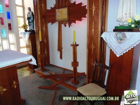 Igreja matriz católica foi 

alvo de vandalismo em Humaitá - foto 5
