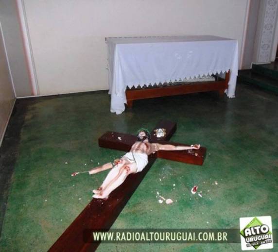 Igreja matriz católica foi 

alvo de vandalismo em Humaitá - foto 4
