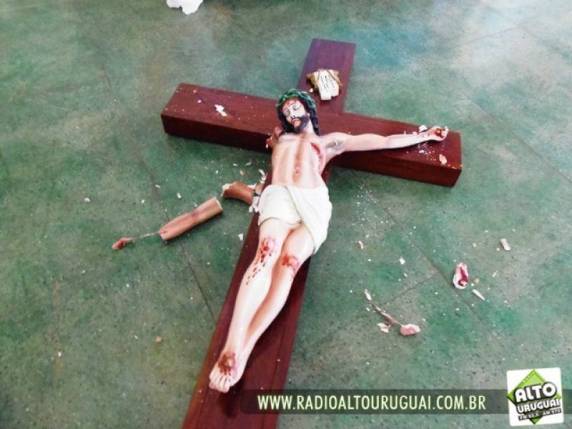 Igreja matriz católica foi 

alvo de vandalismo em Humaitá - foto 2