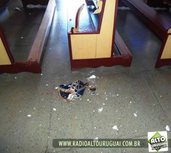 Igreja matriz católica foi 

alvo de vandalismo em Humaitá - foto 6