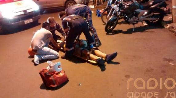 Duas pessoas ficam feridas em acidente no centro de
Santo Ângelo - foto 2