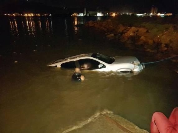 Veículo cai da balsa com pessoa dentro em Laguna - foto 5