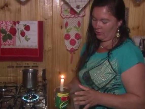 Moradores tomam banho em casa de parentes e geladeira virou armário