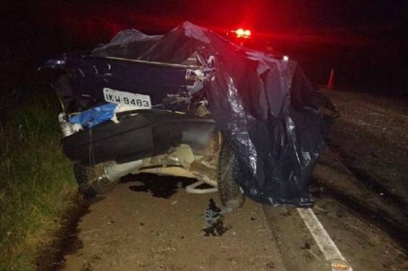 Passageiro de um dos carros sofreu ferimentos e caminhoneiro saiu ileso