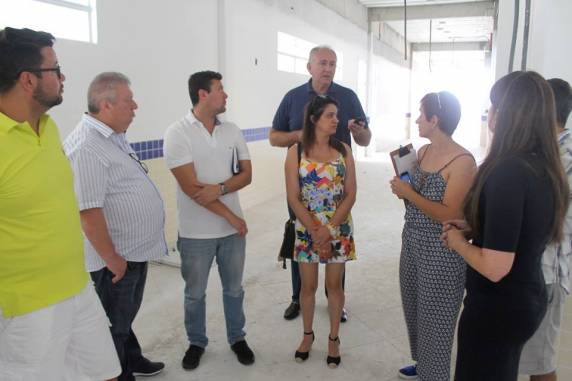 Prefeita de Itapema diz que vai acelerar obra de escola que estava parada, no bairro Ilhota