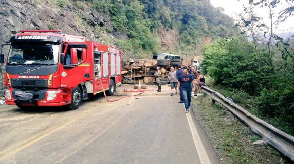 Caminhão tomba e
motorista morre na RS-122, em Flores da Cunha - foto 3