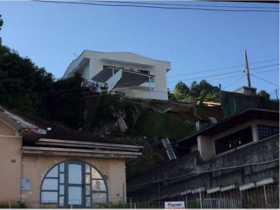 Área com quatro casas e três 

escritórios foi isolada após desmoronamento
