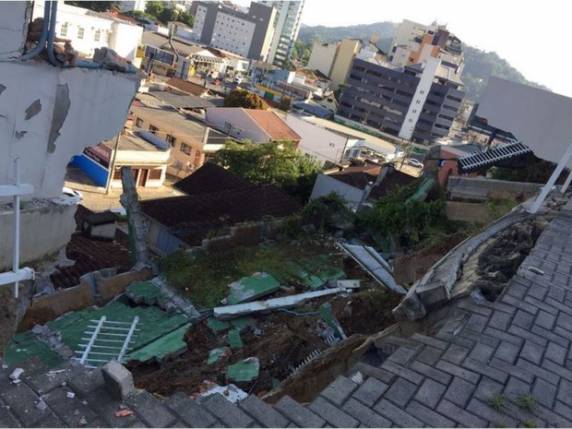 Área com quatro casas e três 

escritórios foi isolada após desmoronamento