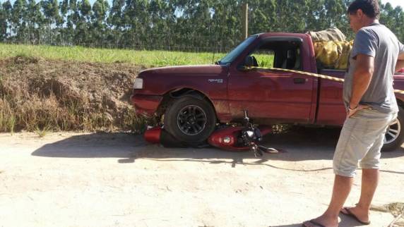 Motocicleta ficou presa embaixo do veículo