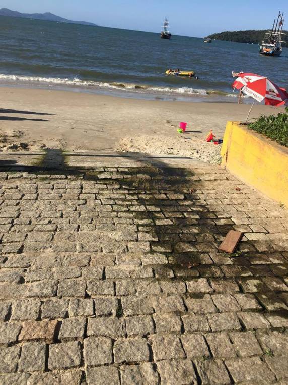 População reclama de esgoto que corre sobre a rua próximo da praia em Porto Belo - foto 2