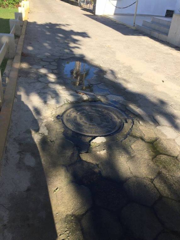 População reclama de esgoto que corre sobre a rua próximo da praia em Porto Belo - foto 3