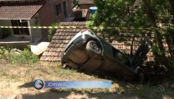 Parte do telhado da residência ficou destruída