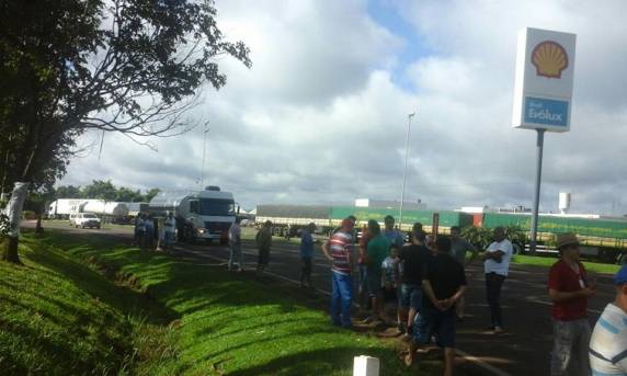 Caminhões 

estão sendo impedidos de trafegar pela BR-285 no trevo de entroncamento com a ERS-34