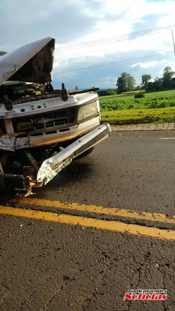 Colisão frontal
envolve caminhão e caminhonete e deixa um ferido na RS-342 em Ijuí - foto 2