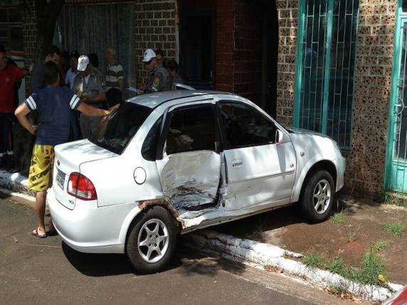 Veículo sem motorista causa
acidente inusitado em Três Passos - foto 2