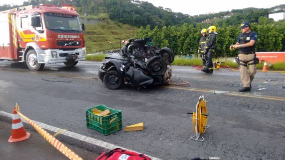 Celta com placas de Gaspar ficou prensado entre caminhões