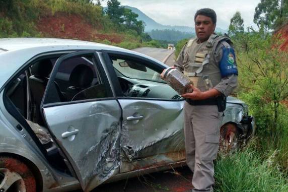 O motorista não parou, jogou o caminhão sobre 

o carro e o trio obrigou um agricultor a levá-lo até outra localidade
