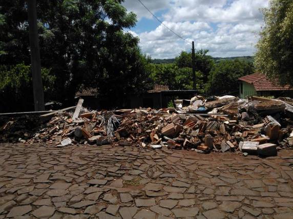 Amontoados de
lixo e entulhos chamam a atenção em Boa Vista do Buricá - foto 5