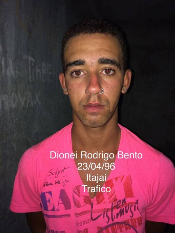 Dois masculinos presos pela Policia Militar de Itapema com arma e drogas - foto 2