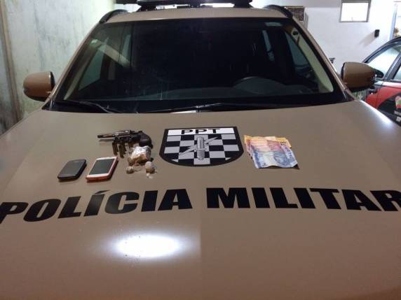 Dois masculinos presos pela Policia Militar de Itapema com arma e drogas - foto 4