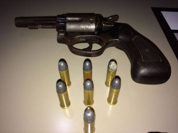 Dois masculinos presos pela Policia Militar de Itapema com arma e drogas - foto 5