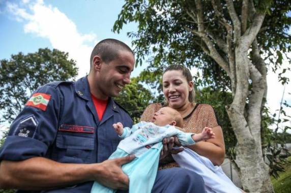 Soldado Ayres passou orientações por telefone 

para a mãe Eva quando o pequeno Estevão ficou sem ar