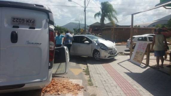 Veículo capota
depois de uma colisão em Itapema - foto 3