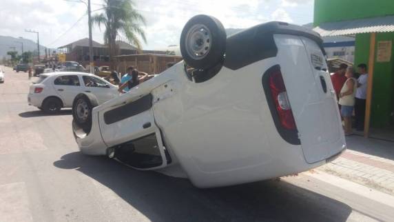 Veículo capota
depois de uma colisão em Itapema - foto 2