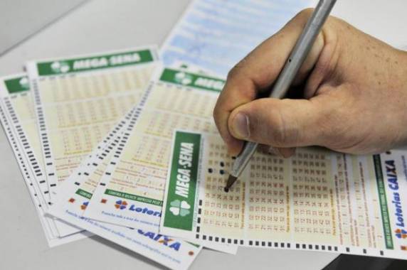 As dezenas sorteadas foram 03 - 06 - 14 - 15 - 

21 - 25