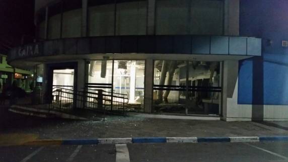 Houve confronto entre policiais e bandidos, que conseguiram escapar