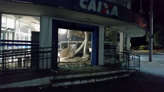 Criminosos explodem agência bancária em Nova Hartz - foto 4