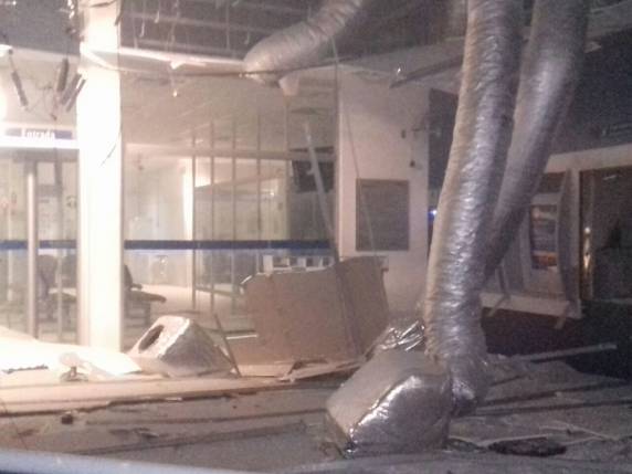 Criminosos explodem agência bancária em Nova Hartz - foto 5